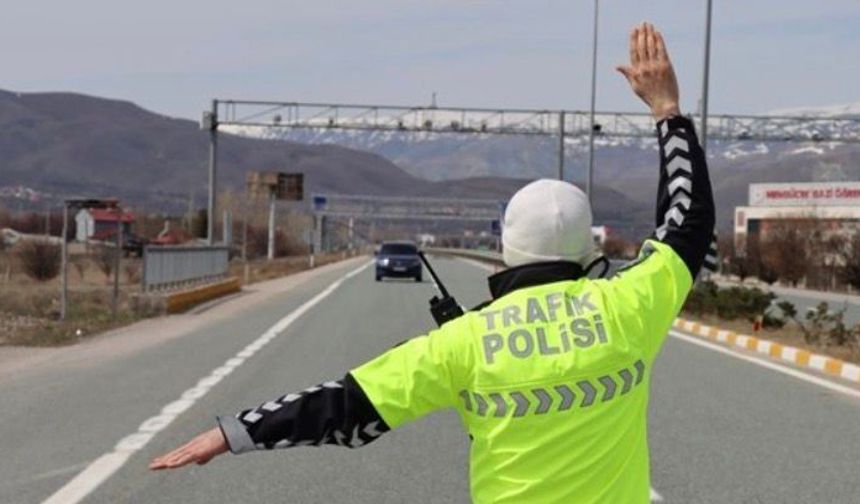 Polisin ‘dur’ ihtarını uymayan ehliyetsiz sürücüye 542 bin lira ceza