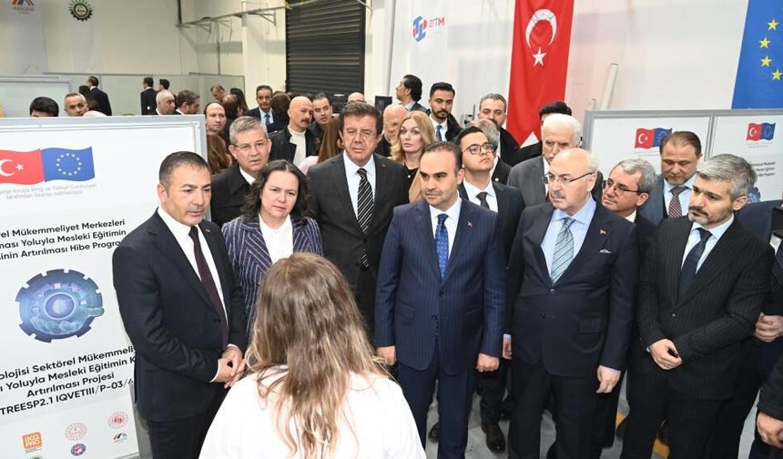 Bakan Kacır, DTO’nun Teknik Tekstil Merkezini inceledi