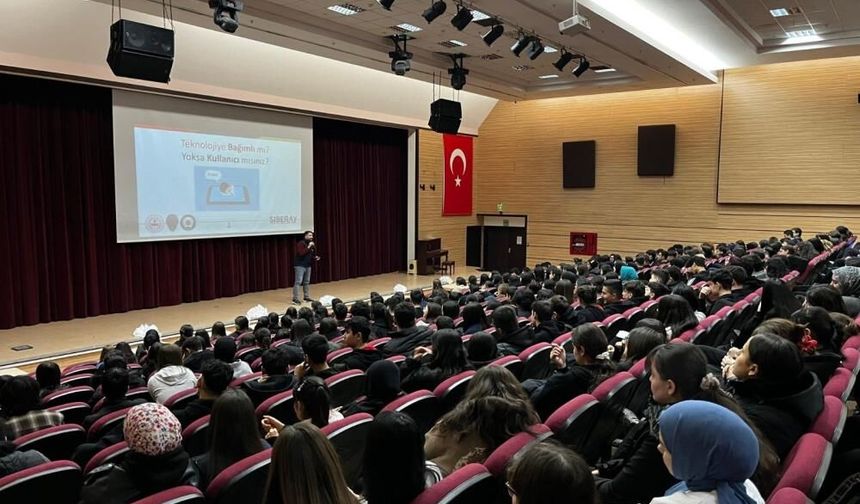 Denizli’de 890 öğrenci ve öğretmene siber güvenlik eğitimi verildi