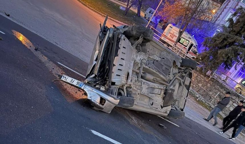 Denizli-Serinhisar karayolunda 2 araç takla attı; 5 yaralı