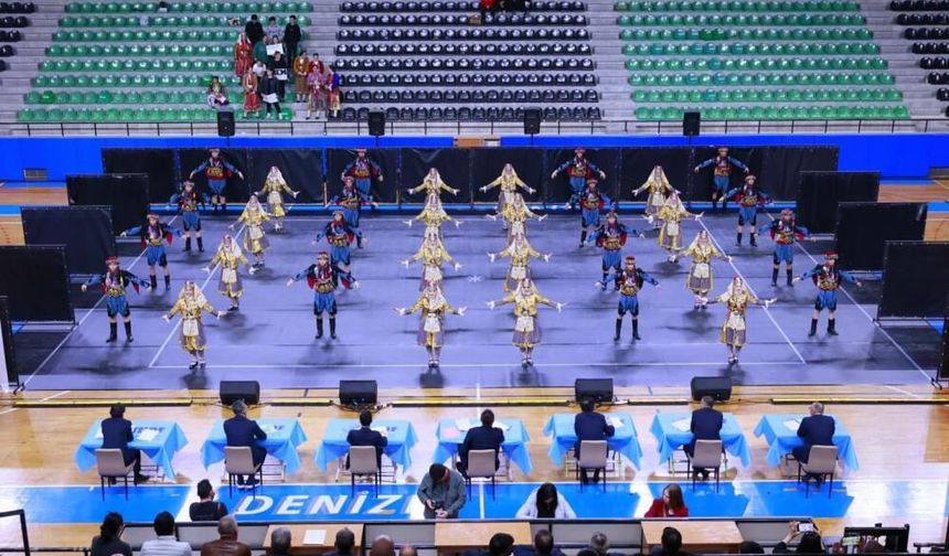 Halk oyunları şöleni izleyenleri mest etti