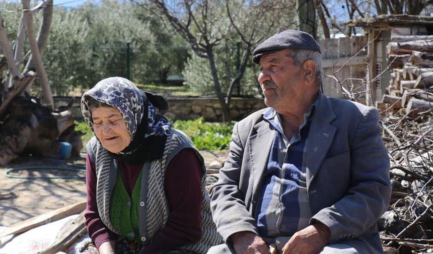 Depremde hasar gören evlerini dışarıdan izliyorlar