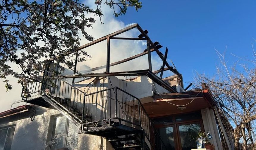 Denizli’de korkutan yangında çatı küle döndü