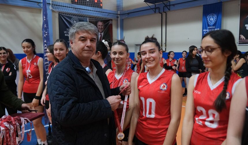 Çardak’ta Kadınlar Günü’ne özel voleybol turnuvası düzenlendi