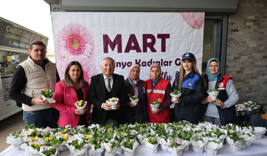 Honaz’da Kadınlara 8 Mart Hediyesi:  Çuha Çiçekleri Dağıtıldı