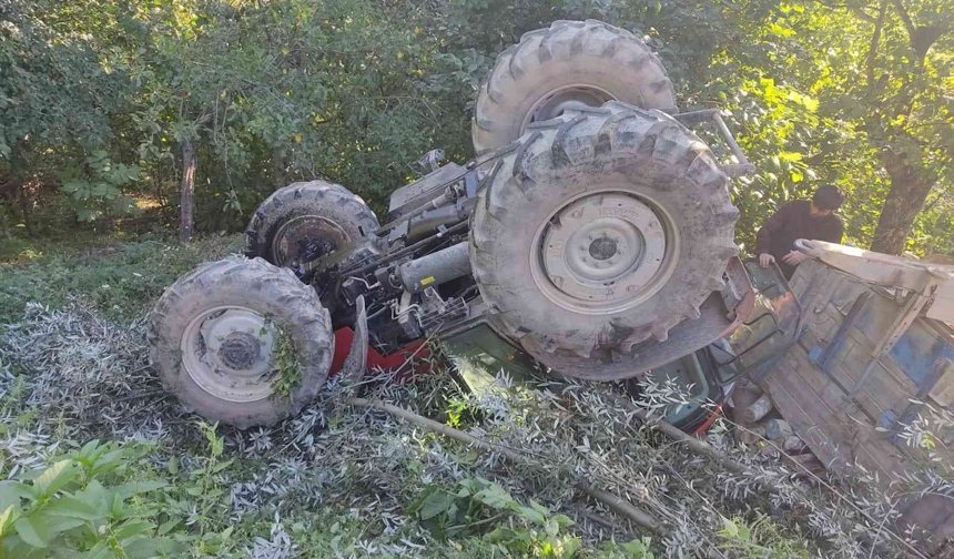 Kontrolden çıkan traktör devrildi; Baba öldü, oğlu yaralı kurtuldu