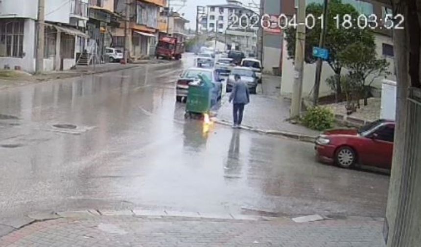 Çöpe atılacak batarya işletmecinin elinde alev aldı