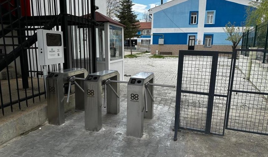 Pilot okulda uygulanan turnike sistemiyle şiddet ve devamsızlık tarihe karıştı