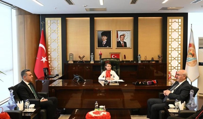 Denizli Valisi Köşger, makam koltuğunu minik İpek’e devretti