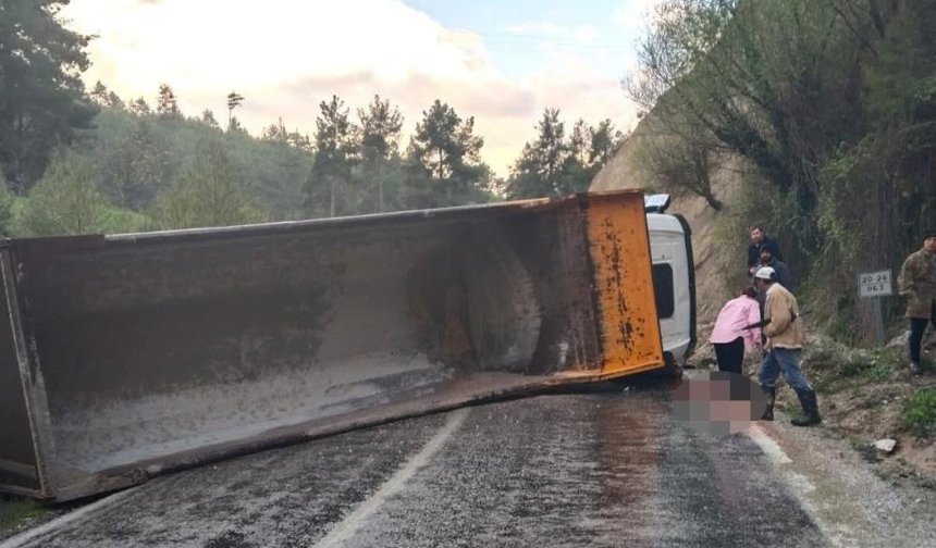 Denizli’de hafriyat kamyonu devrildi: 1 ölü