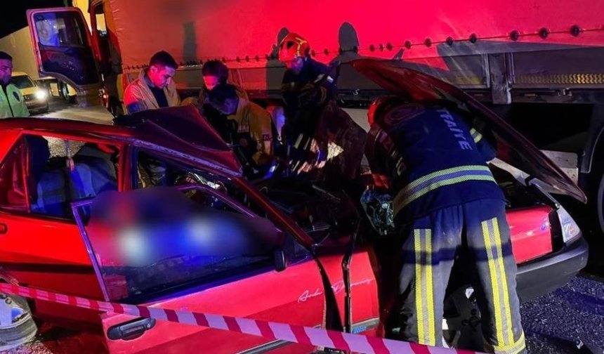 Tıra yandan çarpan otomobilde 1 kişi öldü, 1 kişi ağır yaralandı