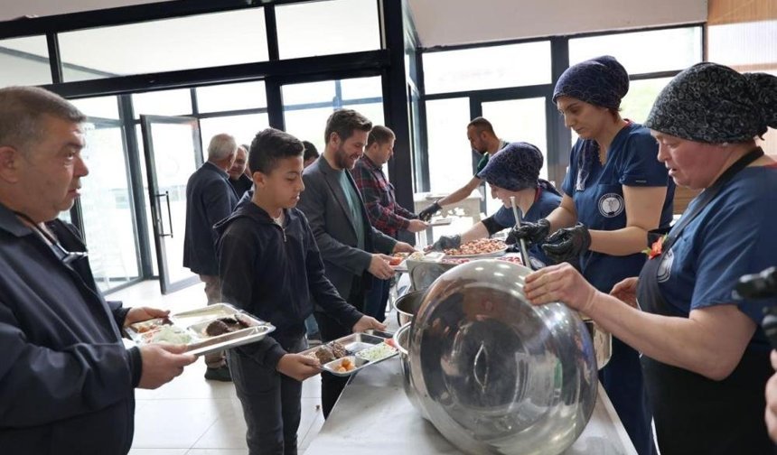 Tavas'ta emeğin bayramı sofrada kutlandı; Başkan Tatıl'tan anlamlı buluşma