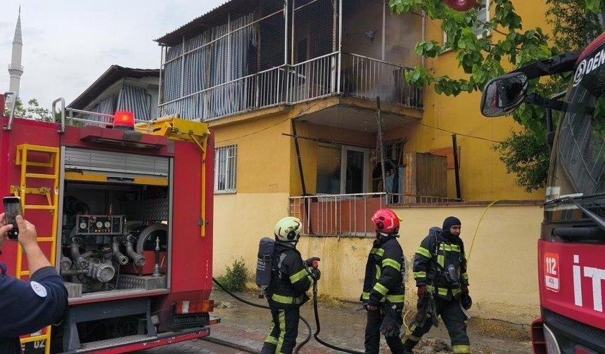 Denizli’de balkon'da yanan koltuk paniğe neden oldu