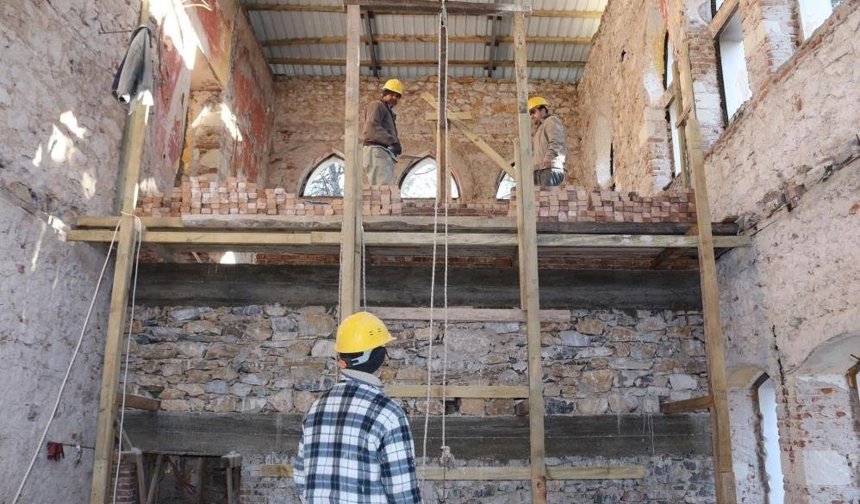 Çal’daki Tarihi Mektep Restorasyon'unda İşçiler Arasında Kavga Çıktı; 4 Yaralı