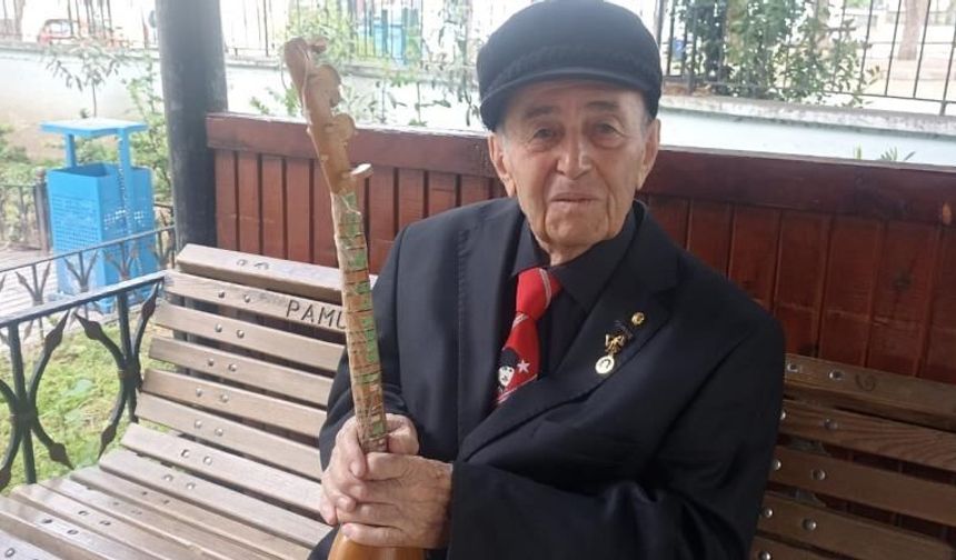 Sanatın Çınarı Elinde Curasıyla Gençlere Türküleri Sevdiriyor