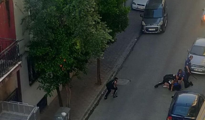 Samuray Kılıcıyla Sokağa Çıkan Genç Kız Dehşet Saçtı
