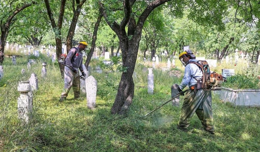 Denizli’de Mezarlıklar Kurban Bayramına Hazır