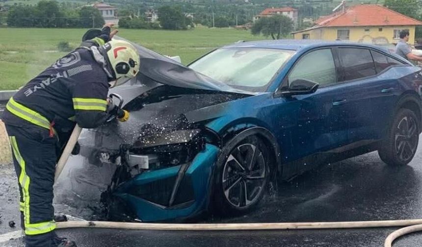 Denizli'de Seyir Halindeki Araçtan Duman ve Alevler Yükseldi