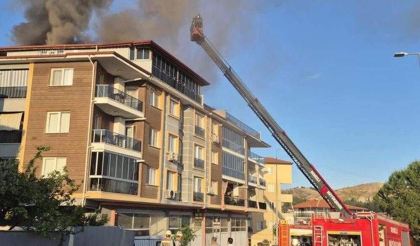 Denizli'de Çatı Katı Alev Alev Yandı