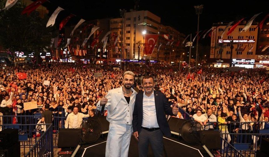 Denizli’de dev buluşma: On binler Sefo konserine akın etti