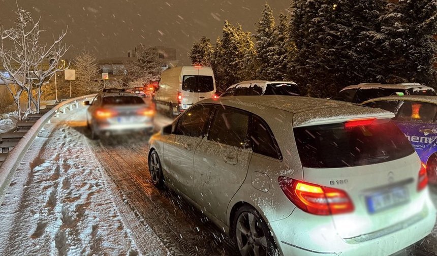 Denizli 'de Yüksek Kesimlerde Ani Kar Yağışı Görüş Mesafesini Azalttı
