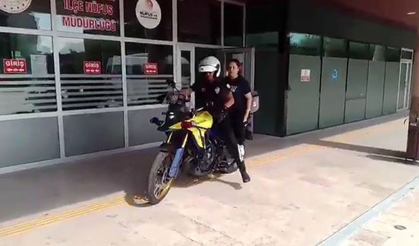 Denizli’de Polisler Kimlik Sorunu Yaşayan Öğrencileri Sınava Son Anda Yetiştirdi