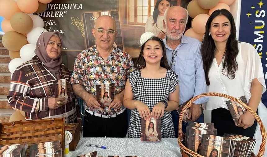 Sanatçı Annenin Kızı, 10 Yaşında Şiir Kitabı Çıkardı