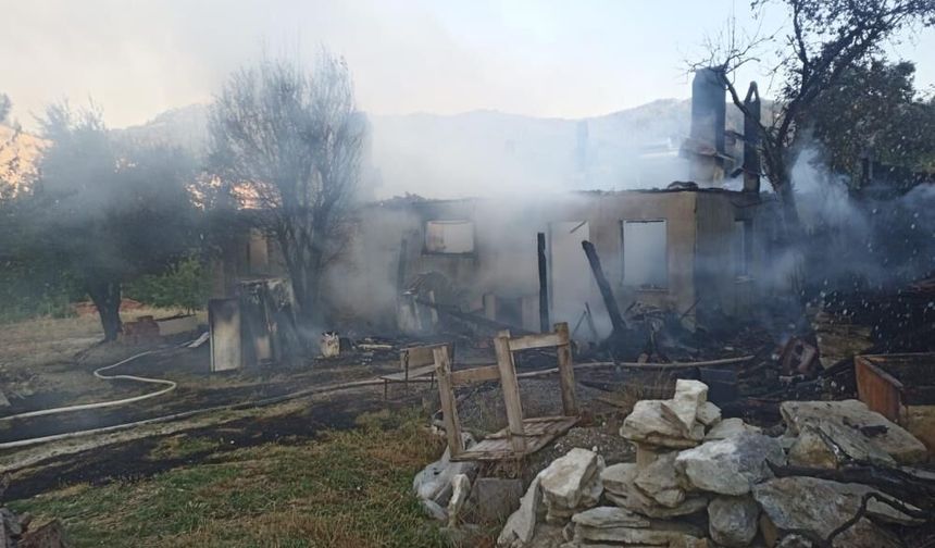 Tek Katlı Ev yangın Sonrası Harabeye Döndü