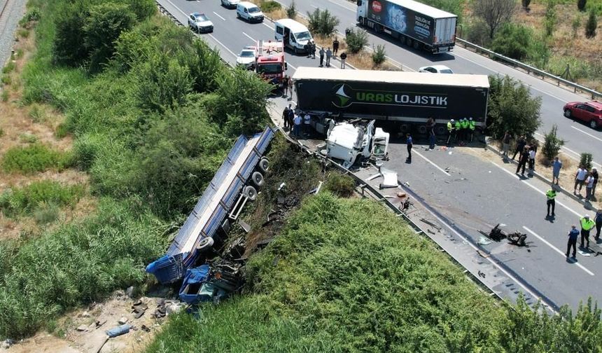 Karşı Şeride Geçen Tır, Bir Başka Tırla Kafa Kafaya Çarpıştı: 1 Ölü, 1 Yaralı