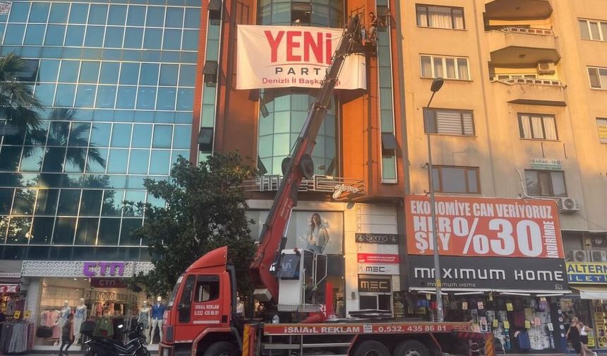 Denizli’ye Yeni Parti Tabelası Asıldı