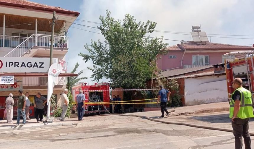 Denizli'de Bahçe Temizliği Yangına Dönüştü: Ev Kül Oldu, Tüpler Patladı