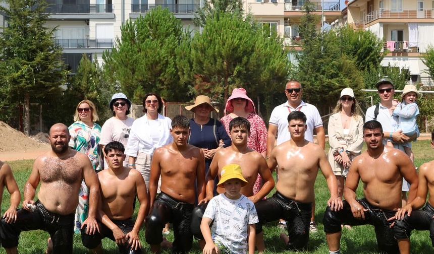 Hayatlarında İlk  Kez Güreş İzlediler: 30 Ağustos'ta Turist Tribününde Buluşacaklar