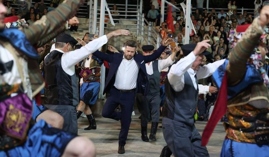 Tavas'ta Üstat Ve Genç Efeler 'Zeybek Ateşi'ni Yaktı