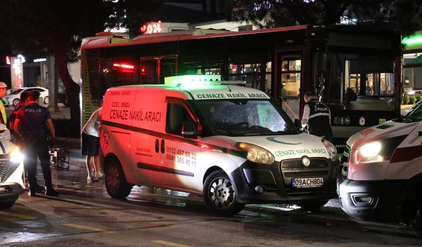 Denizli'de  Motosiklet Sürücüsü Otobüsün Altında Kaldı: 1 Ölü
