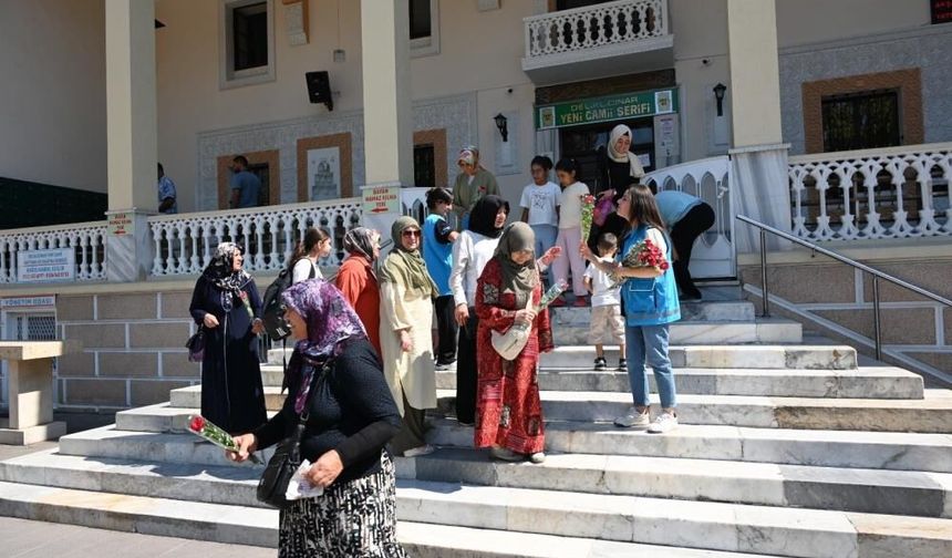 Denizli’de Mevlid Kandili’nde 571 Gül Dağıtıldı