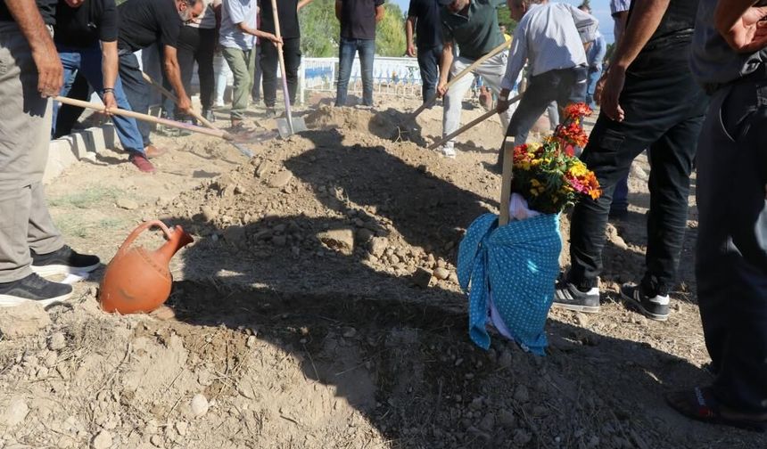 Denizli'de Doğumda Annesiyle Birlikte Ölen Güney'in Kundağı Mezar Taşına Sarıldı