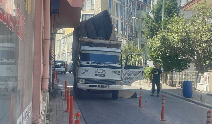 Denizli'de Kamyonetin Kasası Binanın Balkonuna Çarptı