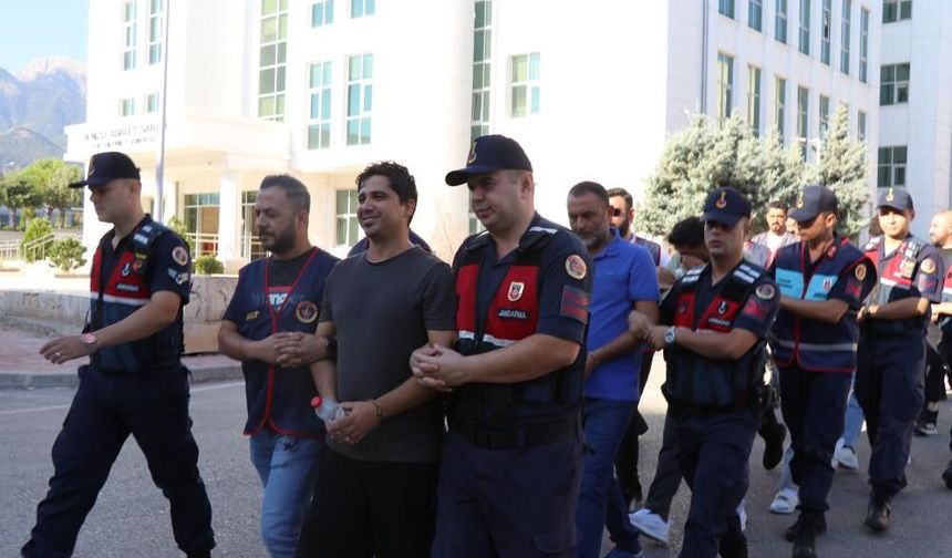 Denizli'de Sırıtarak Girdiği Adliye Binasından Tutuklanarak Çıktı