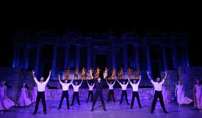 Sanat Şehri Denizli’de Tarihi Gece: “Zorba” Balesi Hierapolis’te Sahnelendi