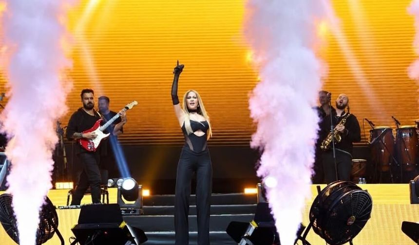 Çivril Elma Festivali’nin Muhteşem Finalini Derya Uluğ Yaptı