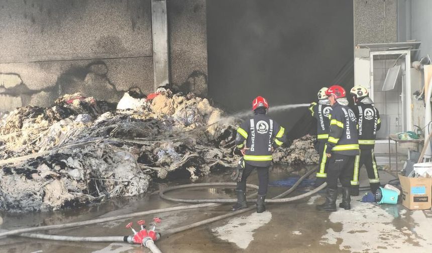 Denizli'de Kırpıntı Deposunda Çıkan Yangın Yoğun Müdahaleyle Kontrol Altına Alındı