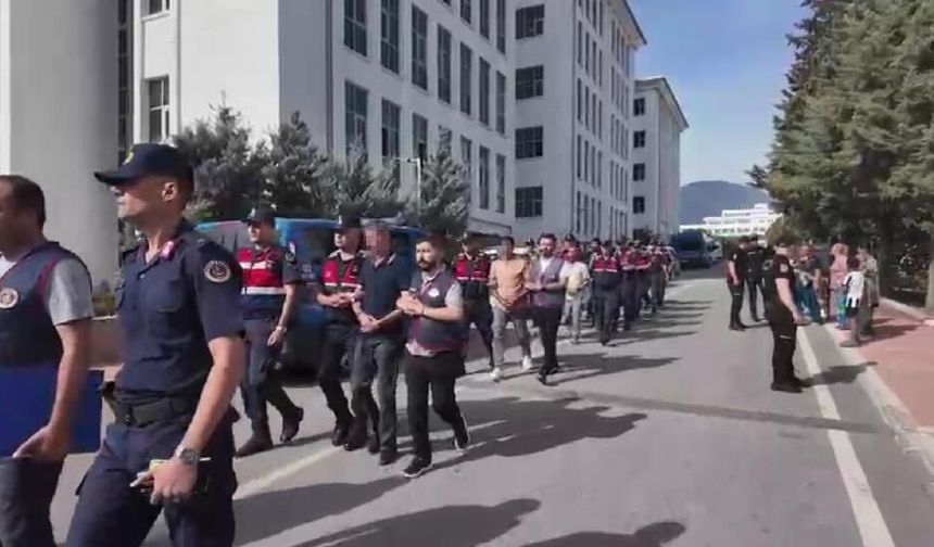 Denizli'de Adliyeye Sevk Edilen Şüphelilere Ailelerinden İbretlik Tepki