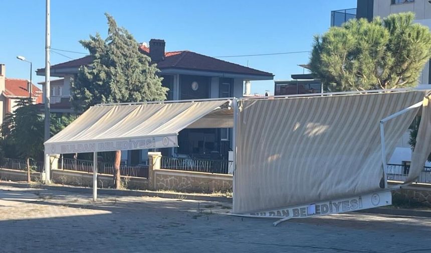 Denizli'de Kitap Kafe Önündeki Kırık Gölgeliğe Tepki Yağıyor
