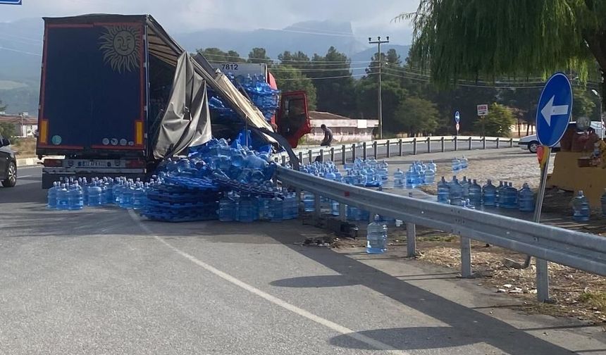 Denizli'de Virajı Alamayan Su Yüklü Tır Devrildi