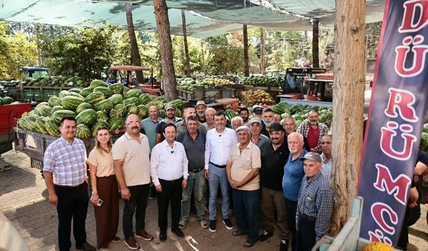Üreticinin Karpuzu Büyükşehir Eliyle İhtiyaç Sahibine Ulaştırılıyor