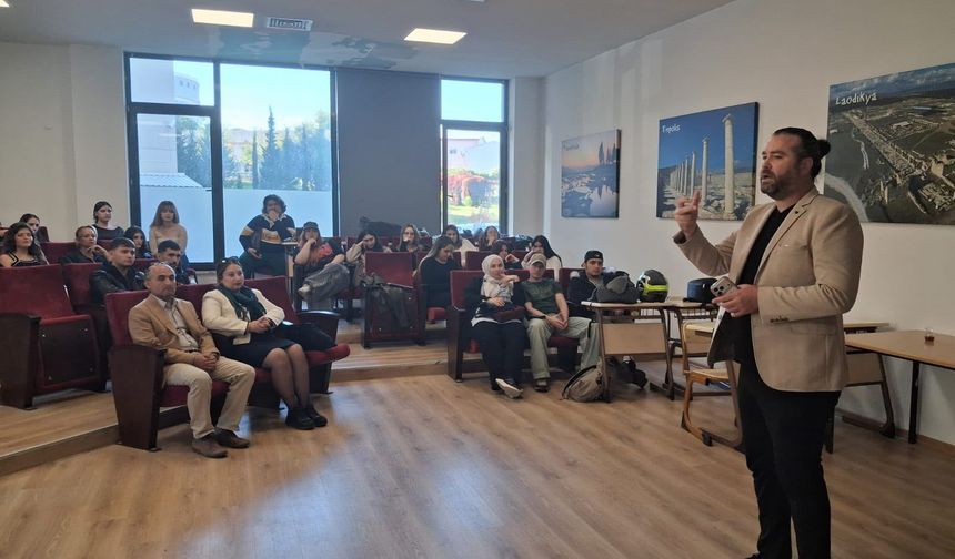 Gazeteci Özkan Tokmak PAÜ İletişim Fakültesi Öğrencileriyle Buluştu