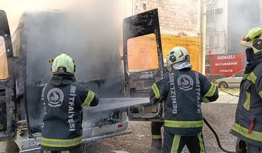Denizli'de Seyir Halindeki Otomobil Alevlere Teslim Oldu