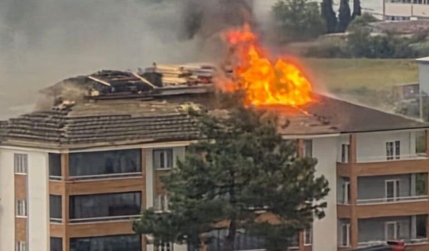 Buldan’da Apartmanın Çatısı Alevlere Teslim Oldu