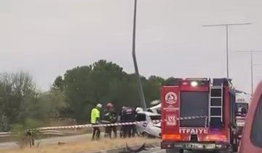 Denizli'de Elektrik Direğine Çarpan TOFAŞ İkiye Bölündü: 1 Ölü