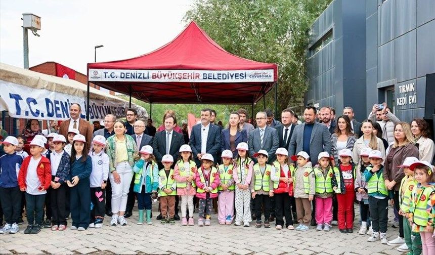Başkan Çavuşoğlu, Çocuklarla Birlikte Can Dostların Merkezini Gezdi